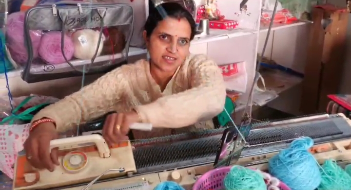 Hamirpur Rina Kumari Erans Lakhs with Knitting Machine