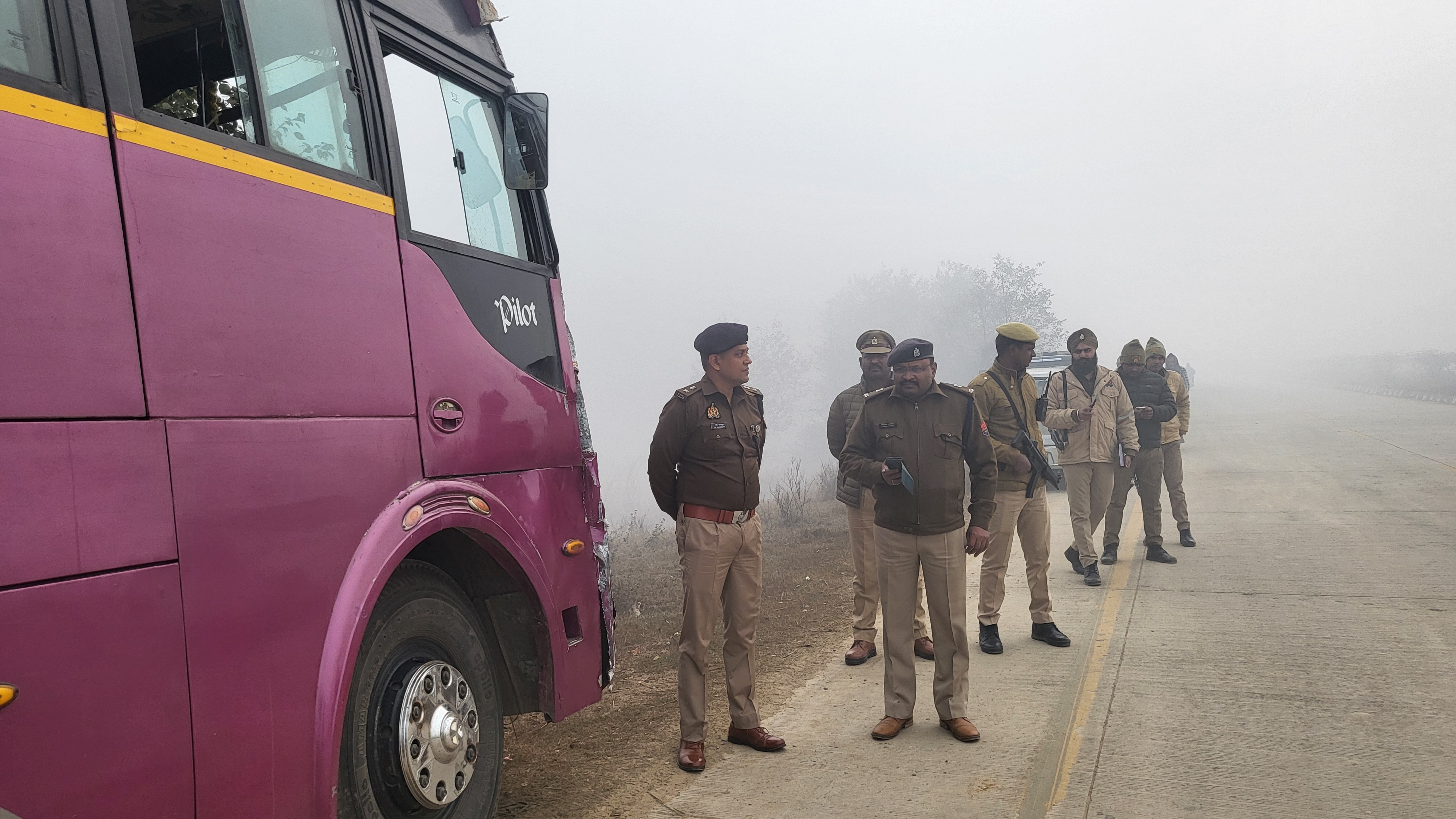 दुर्घटनास्थ पर खड़ी बस और मौजूद पुलिस.