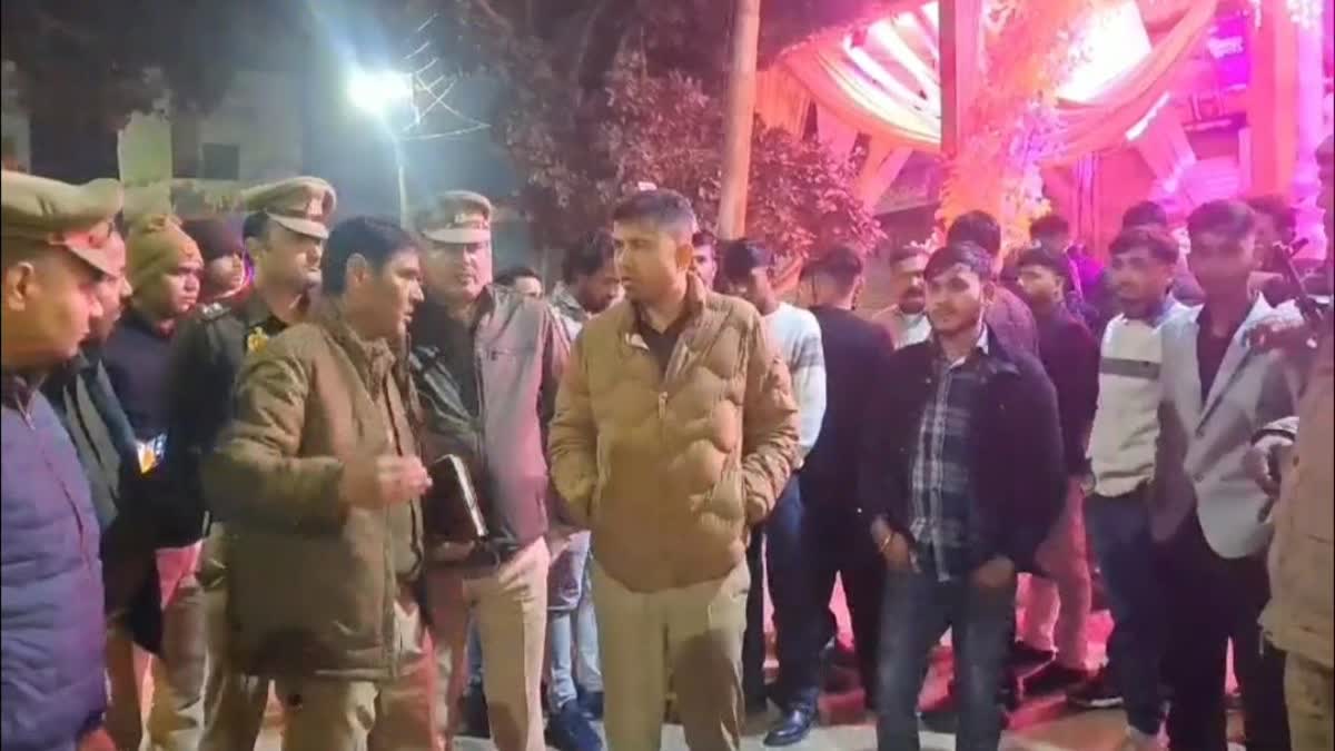 मौके पर जांच करते पुलिस के अधिकारी