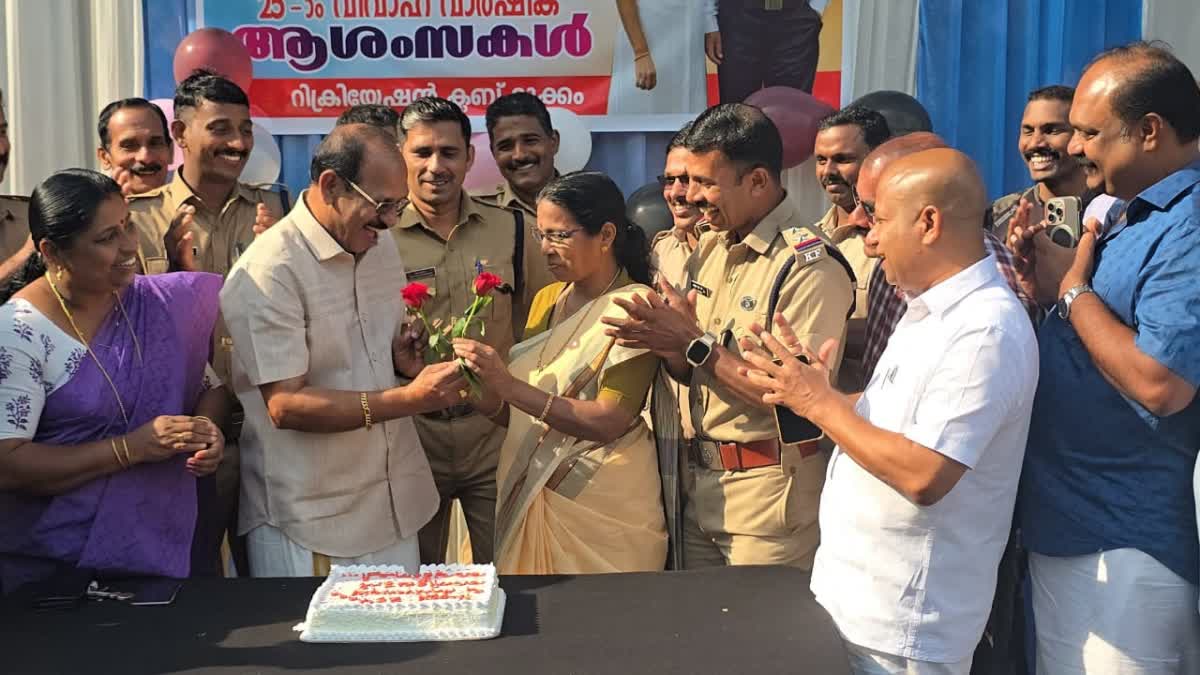 WEDDING ANNIVERSARY AT FIRESTATION  COUPLES PROVIDE WATER TO FIRE FORCE  KOZHIKODE NEWS  LATEST NEWS IN MALAYALAM