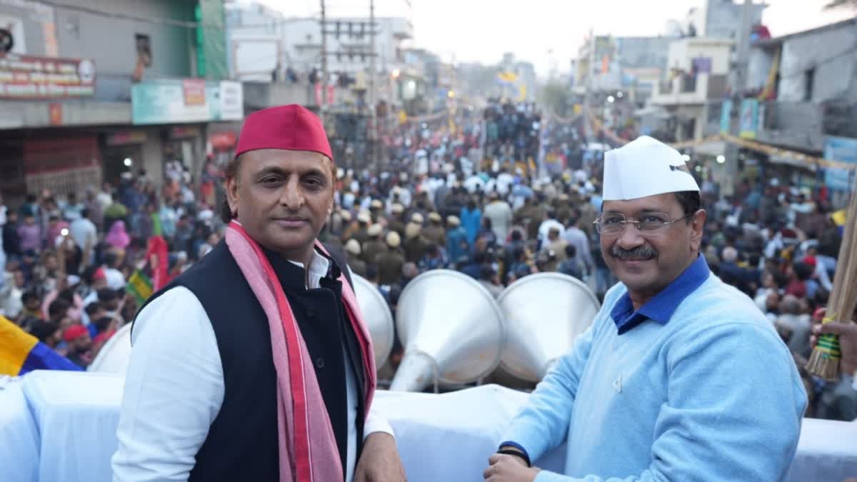 केजरीवाल के साथ अखिलेश यादव ने किया रोड शो