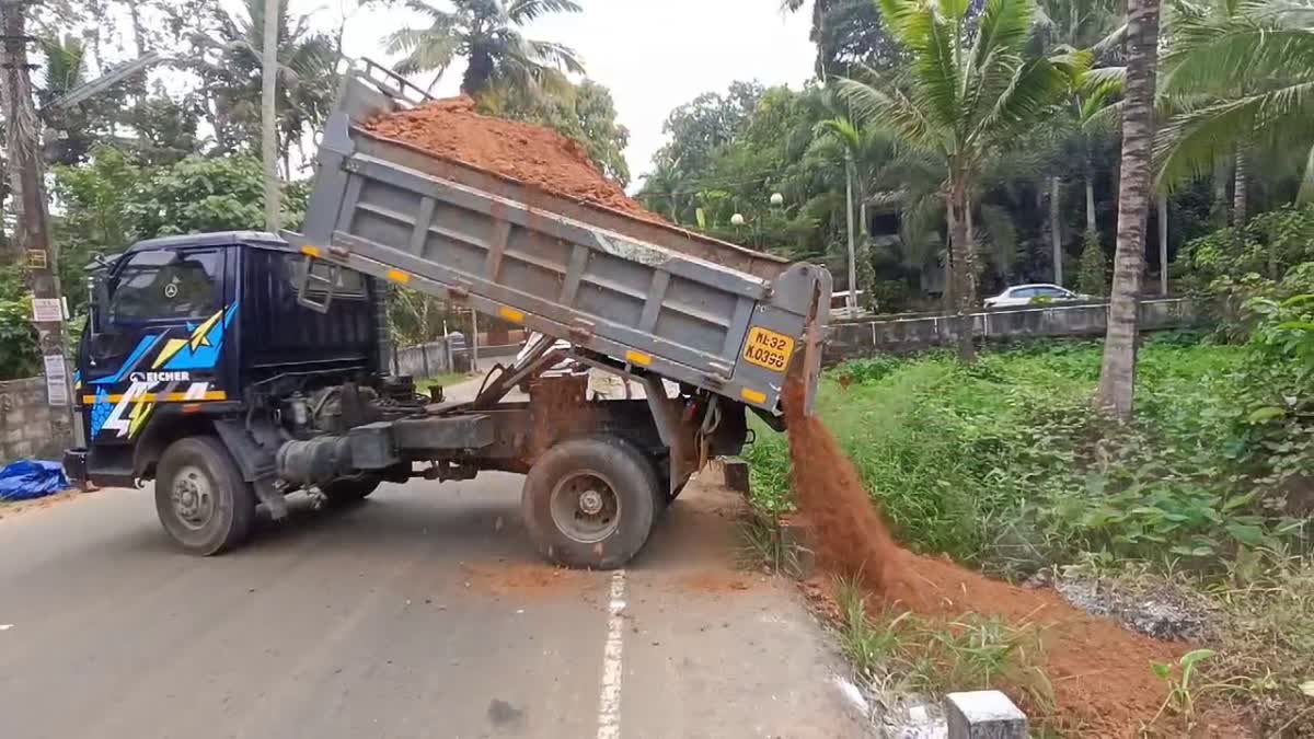 WASTE DUMPED  ETTUMANOOR POLICE STATION  WASTE DUMPING ISSUE  റോഡരികിൽ മാലിന്യം തള്ളി കോട്ടയം