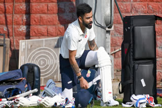 Indian batting stalwart Virat Kohli received a grand reception on his Ranji Trophy return as the crowd present near the stadium chanted ‘RCB, RCB’ at the Arun Jaitley Stadium in New Delhi on Thursday, January 30. The 36-year-old Kohli is all set to play his first first-class game after 12 years as Delhi named the legendary India cricketer in the lineup announced after skipper Ayush Badoni won the toss and elected to bowl against Railways.