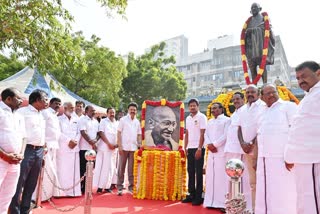 மகாத்மா காந்தி உருவப்படத்துக்கு முதலமைச்சர் மு.க.ஸ்டாலின், துணை முதலமைச்சர் உதயநிதி ஸ்டாலின் மரியாதை