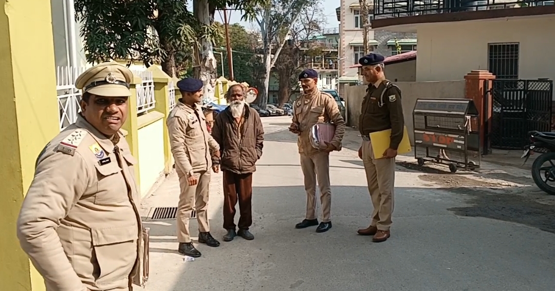 हमीरपुर जिला कोर्ट के बाहर पुलिस कर्मियों के साथ भगौड़ा आरोपी