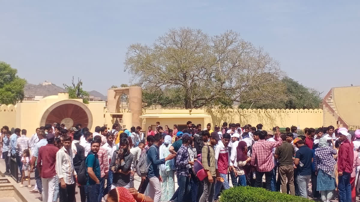 Crowd of tourists gathered on Rajasthan Day