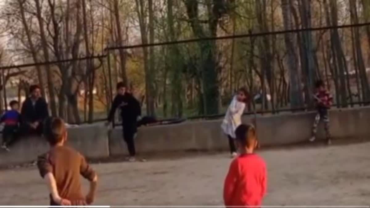 Etv Bharatsachin-tendulkar-shares-viral-video-of-young-girl-playing-cricket-in-sopore-kashmir