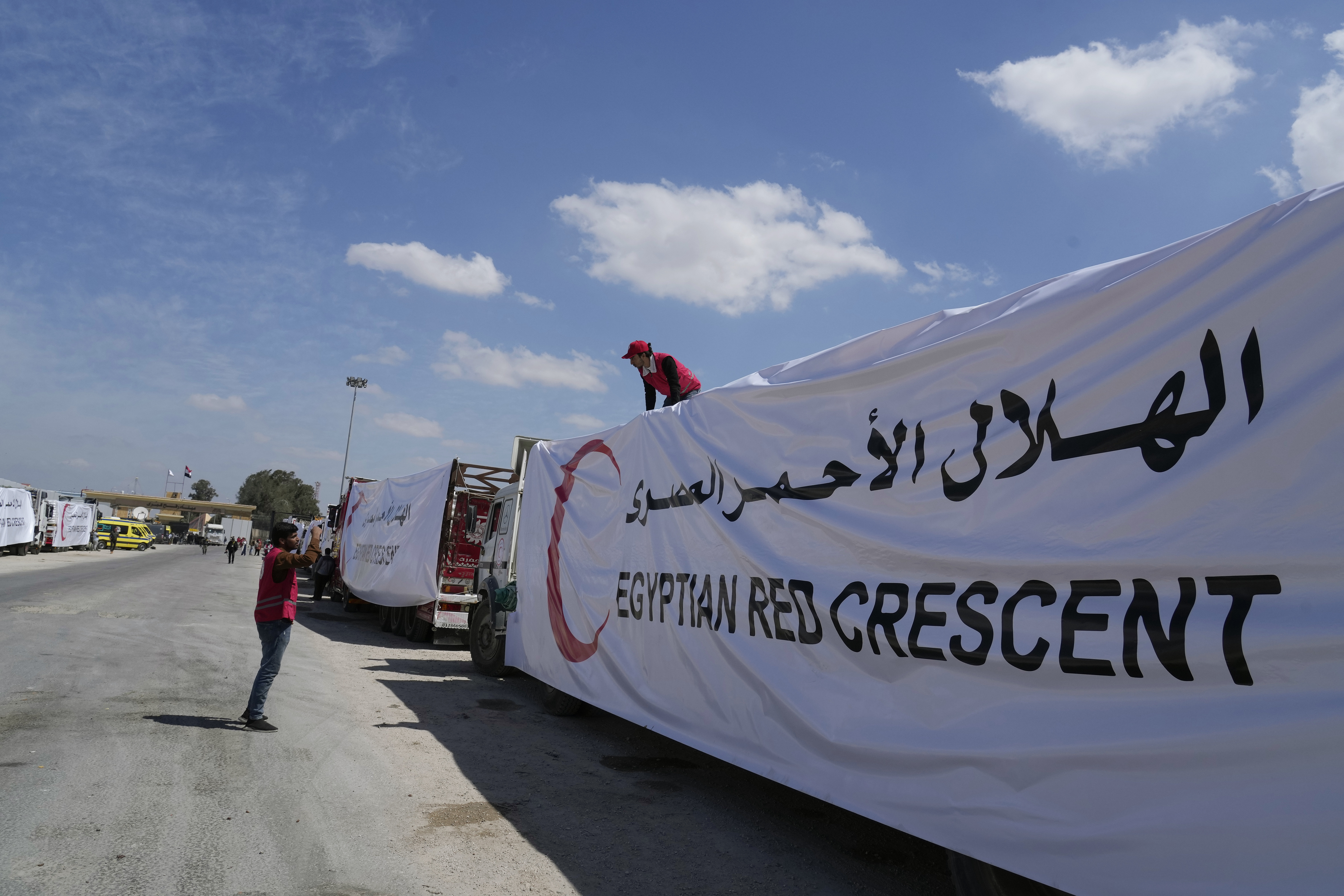 رفح کراسنگ پر انسانی امداد کے ٹرک غزہ میں داخلہ کے منتظر۔۔۔۔ (Photo: AP)