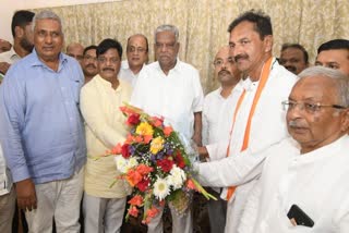 bjp-and-congress-leaders-are-trying-to-get-srinivas-prasads-support-for-lok-sabha-election