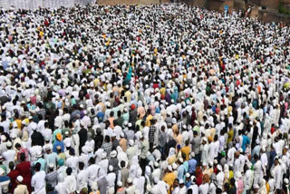 During the last rites ceremony of gangster-politician Mukhtar Ansari, who is also Afzal's brother, a fight allegedly broke out between the district magistrate and MP Afzal Ansari over who gets to enter the burial cemetery.