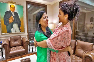 Hemant Soren's Wife Kalpana Meets Sunita Kejriwal in Delhi