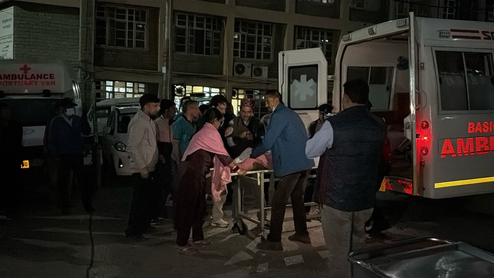घायलों को ढालपुर अस्पताल पहुंचाता जिला प्रशासन