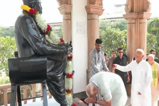 Modi at RSS headquarters
