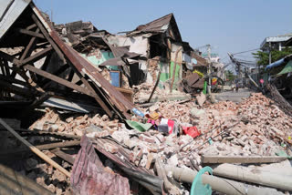 A 7.7 magnitude earthquake in Myanmar killed over 1,600 people, with aftershocks causing more devastation. Rescue efforts continue despite poor communication and limited medical aid.