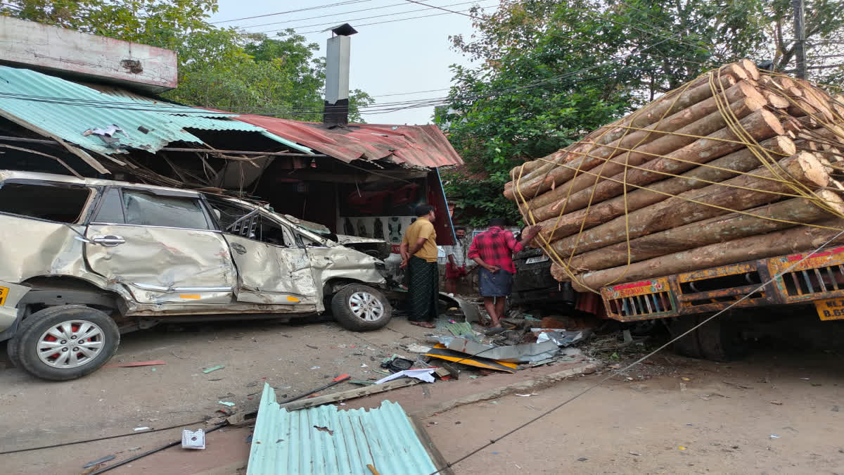 TIMBER LORRY  ACCIDENT  CARS PARKED ON THE ROADSIDE  തടി ലോറി കാറുകളിൽ ഇടിച്ചു