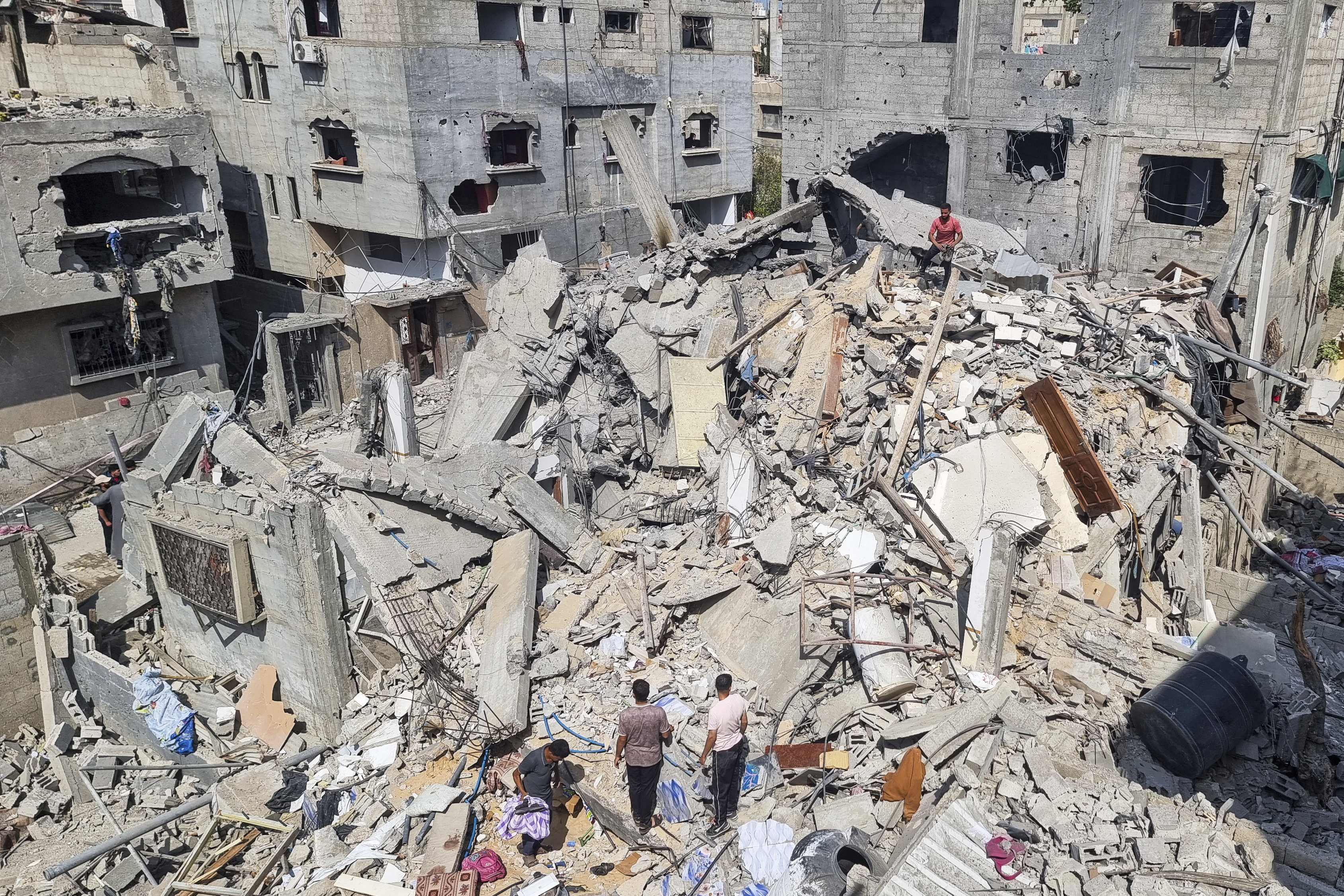 رفح میں اسرائیلی فضائی حملوں میں 26 افراد سمیت غزہ میں کم از کم 34 افراد جاں بحق ( Photo: AP)
