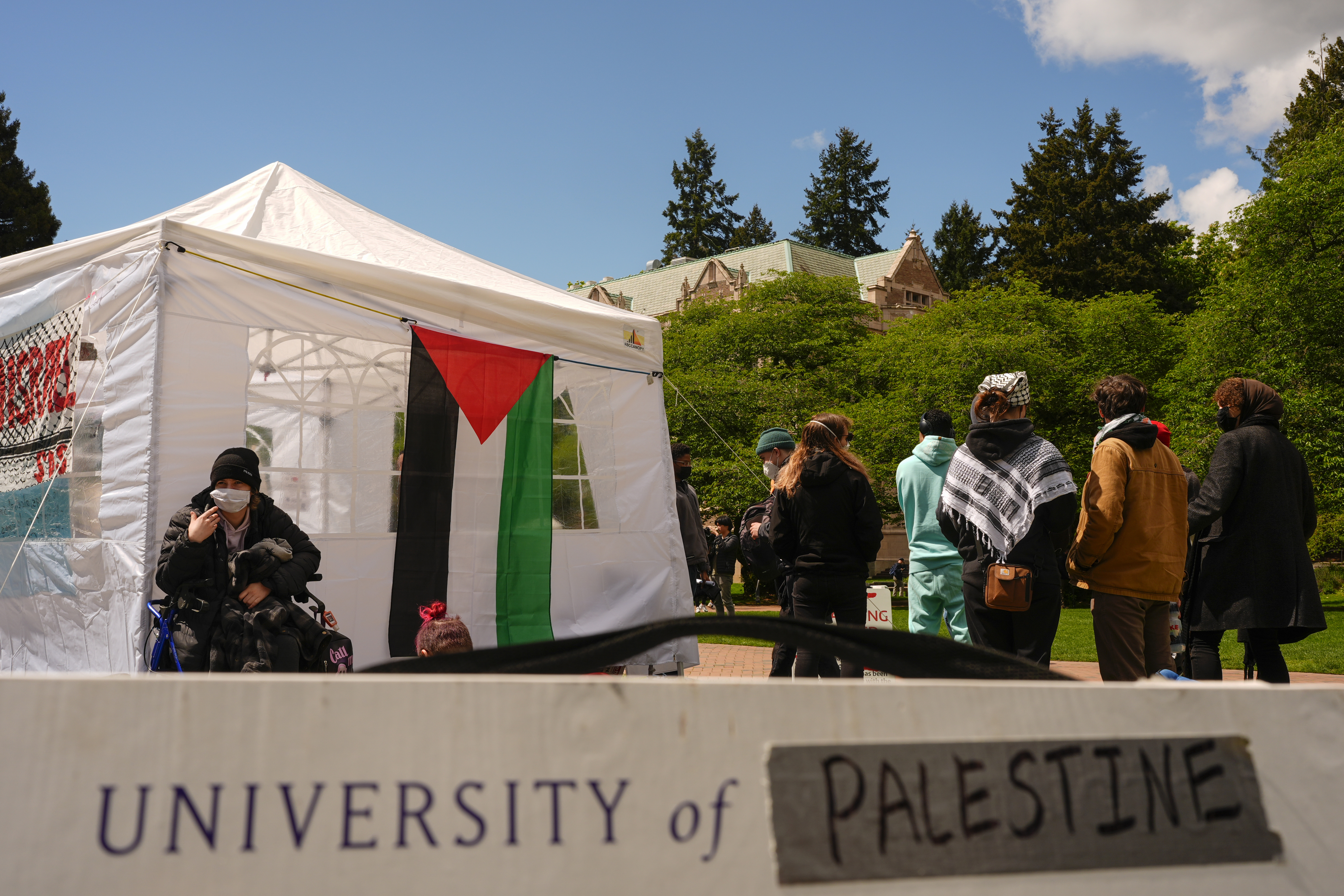 ٹیکساس کیمپس میں فلسطین حامی مظاہرین اور پولیس کے بیچ جھڑپیں، کولمبیا یونیورسٹی معطلی شروع کردی (Photo: AP)