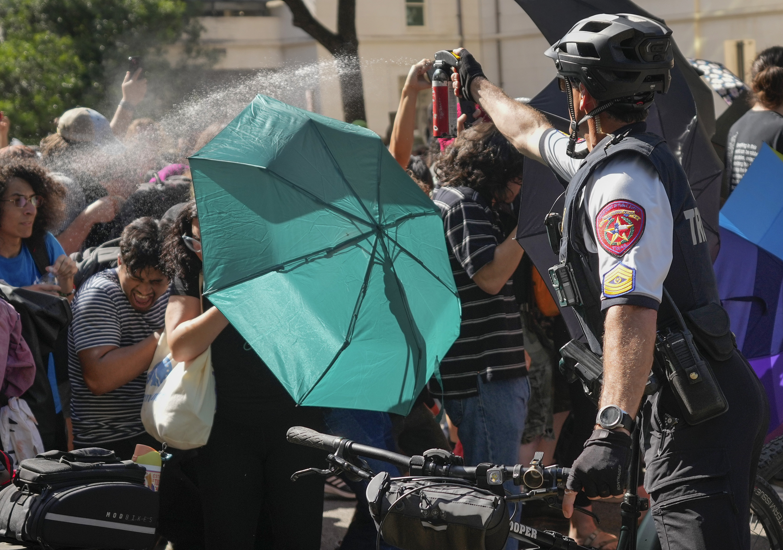 ٹیکساس کیمپس میں فلسطین حامی مظاہرین اور پولیس کے بیچ جھڑپیں، کولمبیا یونیورسٹی معطلی شروع کردی (Photo: AP)