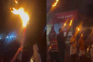 BURNING FIRE PROTEST  CONTINUOUS POWER CUTS  KSEB OFFICE PROTEST  ചൂട്ടു കത്തിച്ച് സമരം