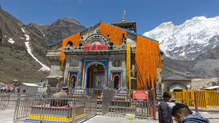 KEDARNATH DHAM DECORATE WITH FLOWER
