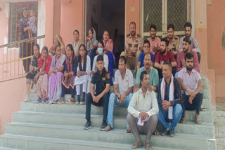 Placement agency employees protesting outside Bundi hospital