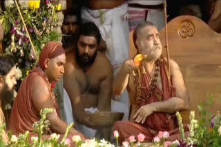 Sri Sathya Chandrasekharendra Saraswati being given Sannyasa and Diksha by Vijayendra Saraswati Swami
