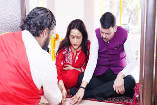 मुख्यमंत्री देवेंद्र फडणवीस यांनी आज वर्षा बंगल्यामध्ये गृहप्रवेश केला