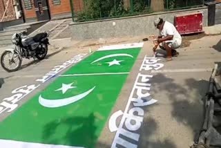 Unique way of protesting against Pakistan in Faridabad a Pakistani flag was made on the road