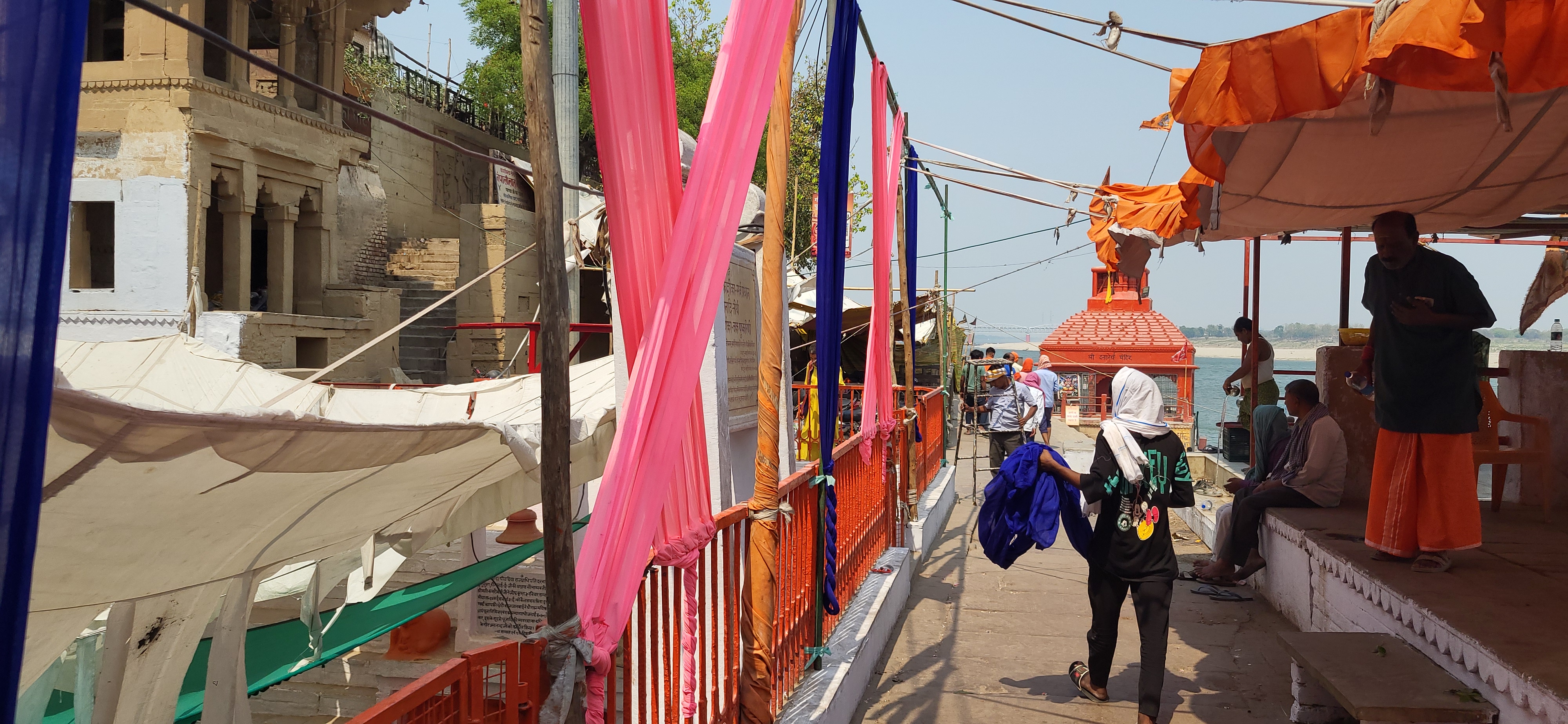 मणिकर्णिका पर है पुष्करिणी कुंड.