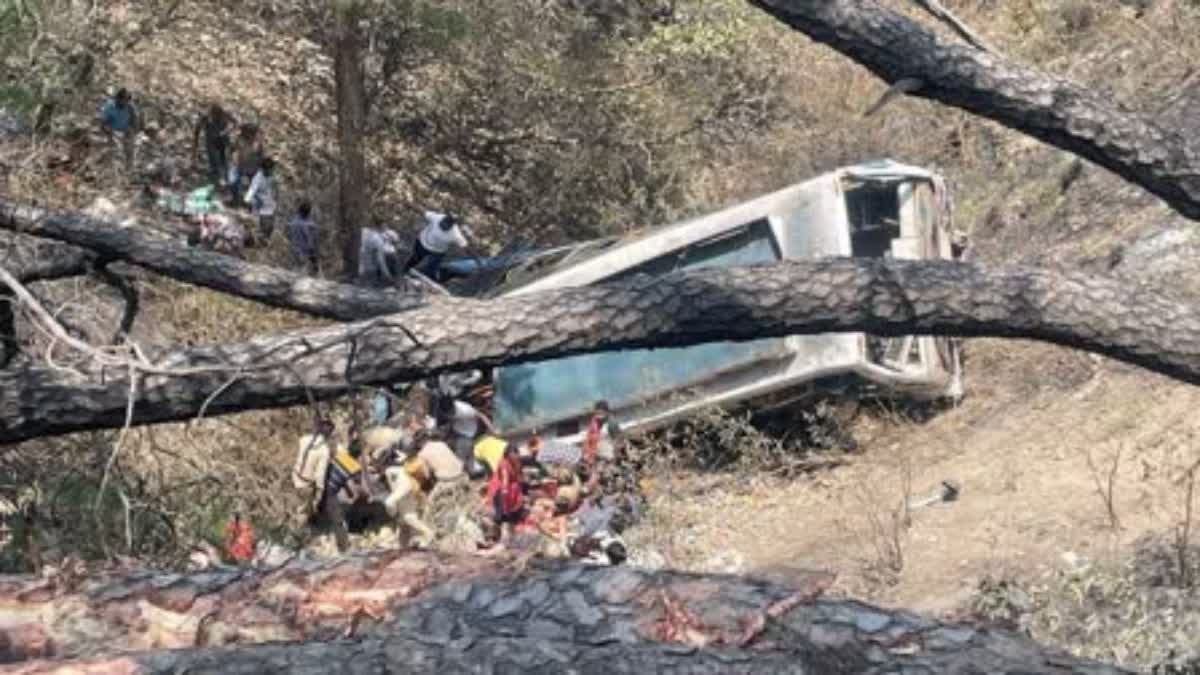 50 फीट गहरी खाई में गिरी यात्रियों से भरी बस, 22 की मौत 69 लोग घायल

NATIONAL NEWS Jammu Road Accident Bus full of passengers fell into 50 feet deep gorge, 22 killed, 69 injured