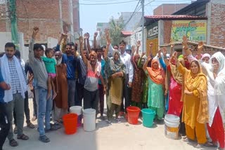 Residents of Raza Nagar Aligarh deprived of electricity and water in the scorching sun, administration failed to provide facilities