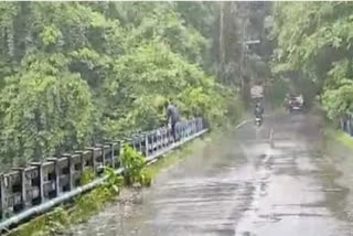 MAN JUMPED INTO RIVER TO MAKE REEL  YOUTH SWEPT AWAY IN KALLAR  റീല്‍സിനായി ആറ്റില്‍ ചാടി യുവാവ്  പുഴയില്‍ ചാടിയ യുവാവ് രക്ഷപ്പെട്ടു