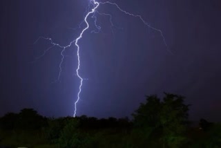 LIGHTNING IN KOZHIKODE  THUNDERSTORM IN KOZHIKODE  KOZHIKODE RAINS  HEAVY RAIN IN KERALA