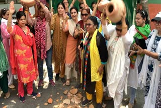 बीजेपी महिला मोर्चा ने जल मंत्री आतिशी के आवास के बाहर किया मटका फोड़ प्रदर्शन