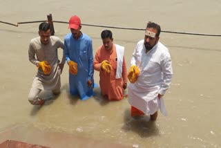 Haridwar Priests Prayed In Ganga
