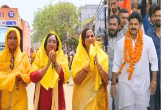 पवन सिंह के पक्ष में सड़कों पर उतरीं महिलाएं, आंचल फैलाकर जनता से मांगा वोट - Karakat Lok Sabha Seat