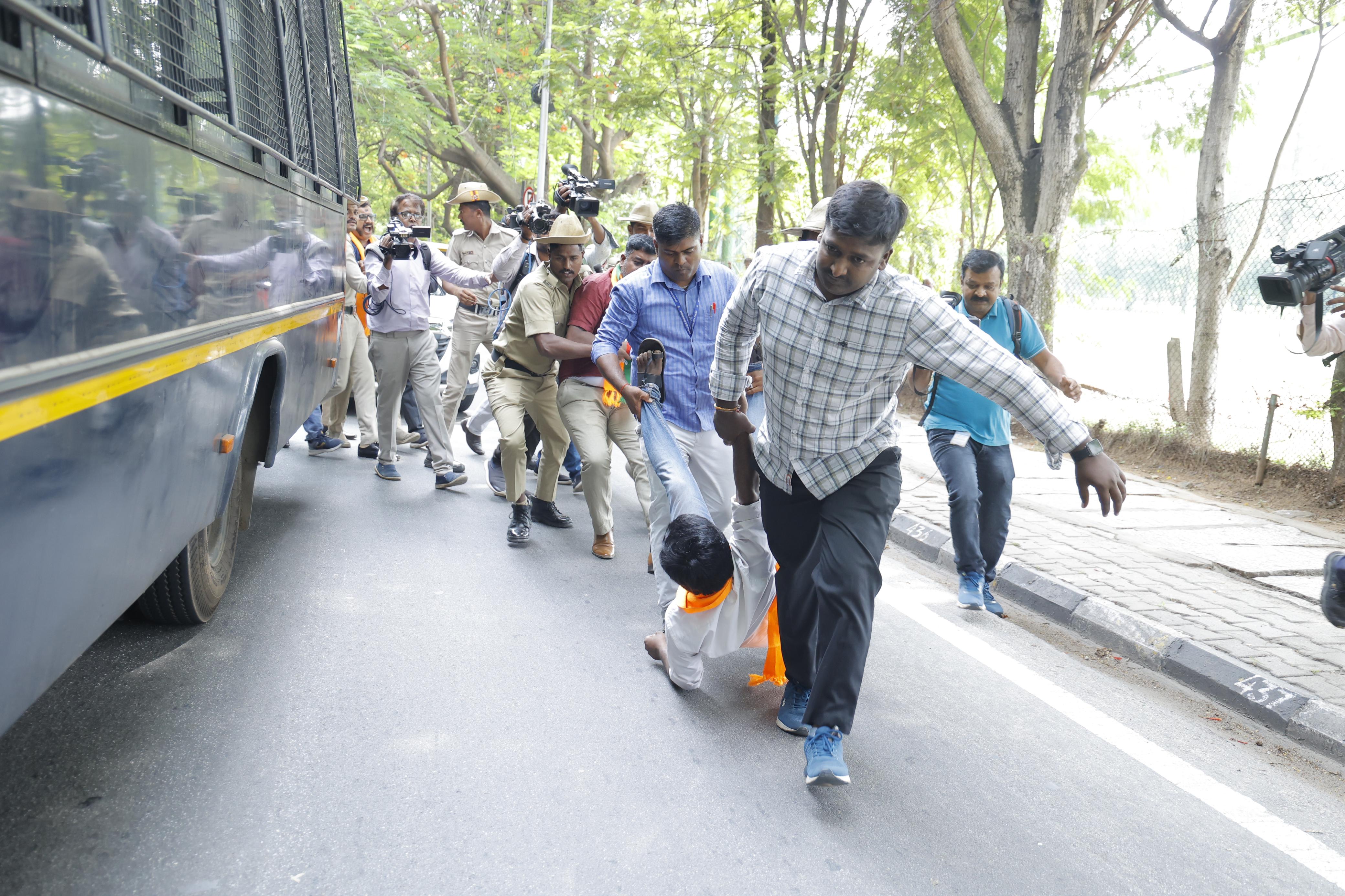 ಬಿಜೆಪಿ ಕಾರ್ಯಕರ್ತರನ್ನು ವಶಕ್ಕೆ ಪಡೆದ ಪೊಲೀಸರು