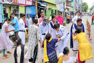 BJP Women workers forcefully apply sindoor on women cops