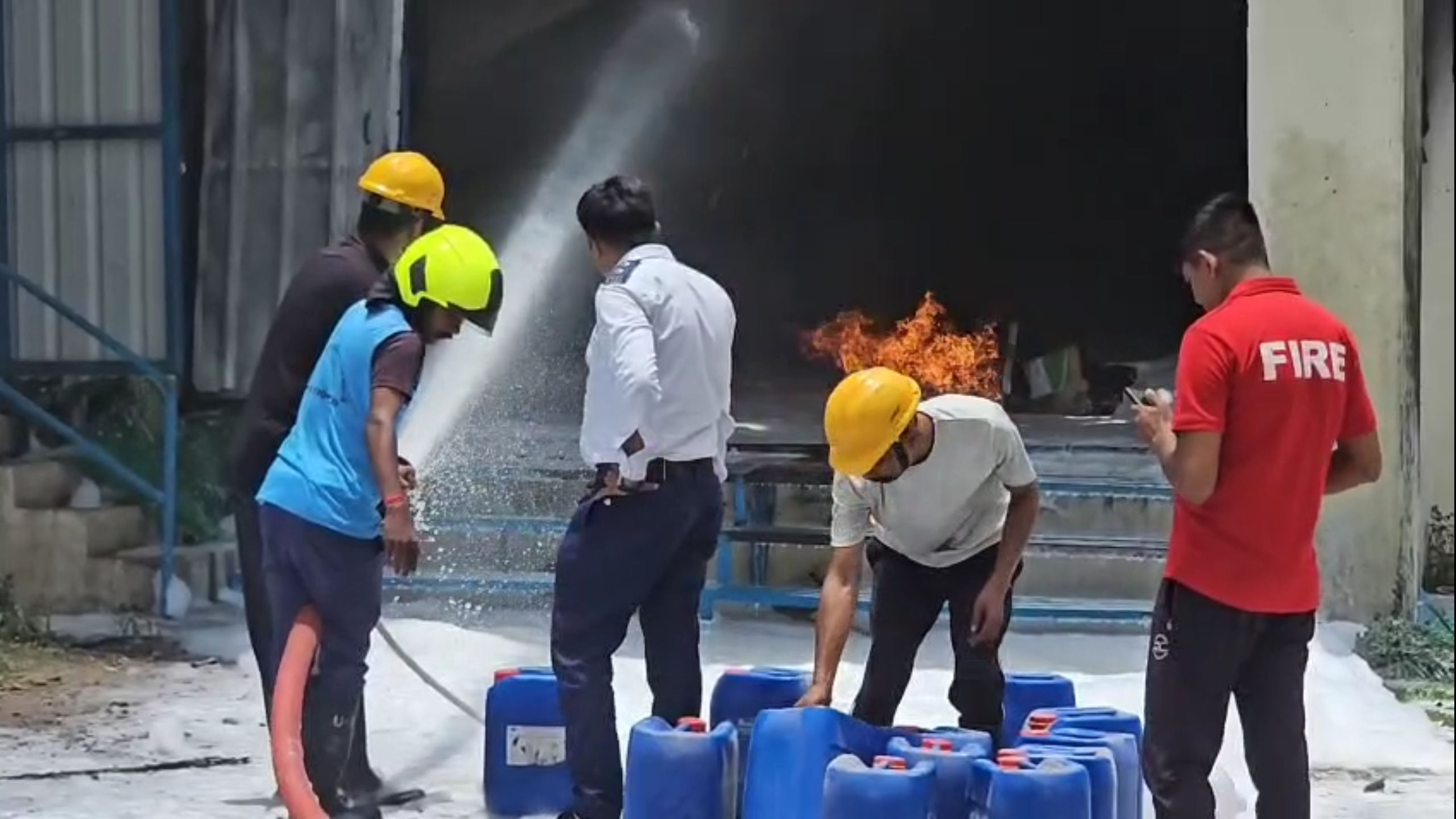 કોઈ જાનહાની નહીં પણ લાખોનો માલ બળીને ખાક