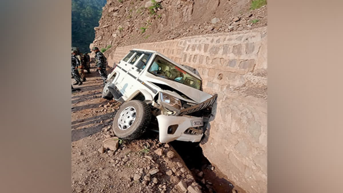 Amarnath Yatra security convoy vehicle meets with accident, 4 policemen injured