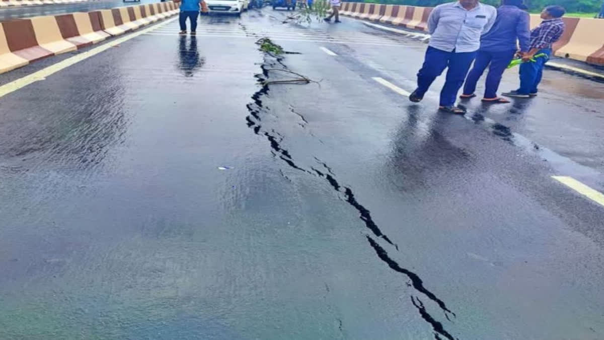 Bridge shows cracks within 40 days  Bridge shows cracks within 40 days of inauguration  Surat Bridge shows cracks  ಆಕ್ರೋಶ ವ್ಯಕ್ತಪಡಿಸಿದ ಸ್ಥಳೀಯರು  ಧಾರಾಕಾರ ಮಳೆಗೆ ಬಿರುಕುಗೊಂಡ ಸೇತುವೆ  ಸುಮಾರು ಒಂದೂವರೆ ತಿಂಗಳ ಹಿಂದೆ ಉದ್ಘಾಟನೆಗೊಂಡ ಸೇತುವೆ  ಉದ್ಘಾಟನೆಗೊಂಡ ಸೇತುವೆಯೊಂದು ಬಿರುಕು  ಸೇತುವೆ ಬಿರುಕು ಬಿಟ್ಟಿರುವುದಕ್ಕೆ ಭ್ರಷ್ಟಾಚಾರವೇ ಕಾರಣ  ತಿಂಗಳ ಹಿಂದೆ ಸೂರತ್‌ನಲ್ಲಿ ಉದ್ಘಾಟನೆಗೊಂಡಿದ್ದ ಸೇತುವೆ  ಸೇತುವೆ ಸುಮಾರು ಒಂದು ಅಡಿ ಕುಸಿತ