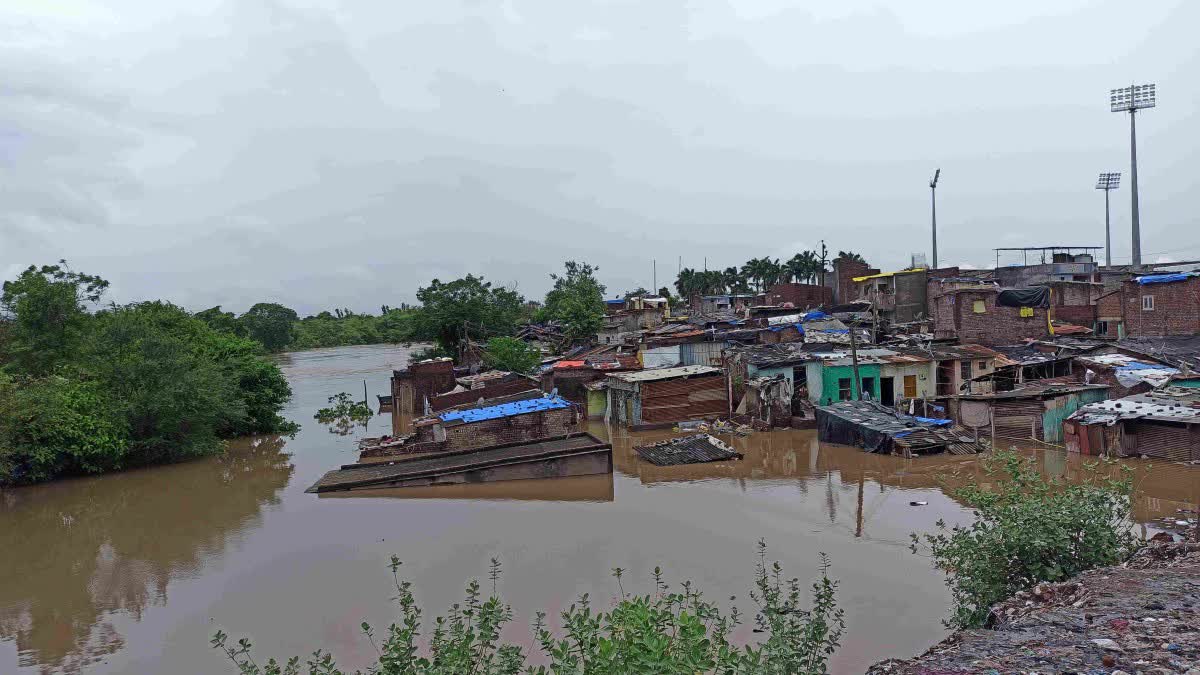 Surat Rain : બારડોલીમાં ભારે વરસાદને કારણે નીચાણવાળા વિસ્તારો પાણીમાં ગરકાવ, લોકોએ સ્વૈચ્છીક કર્યું સ્થળાંતર