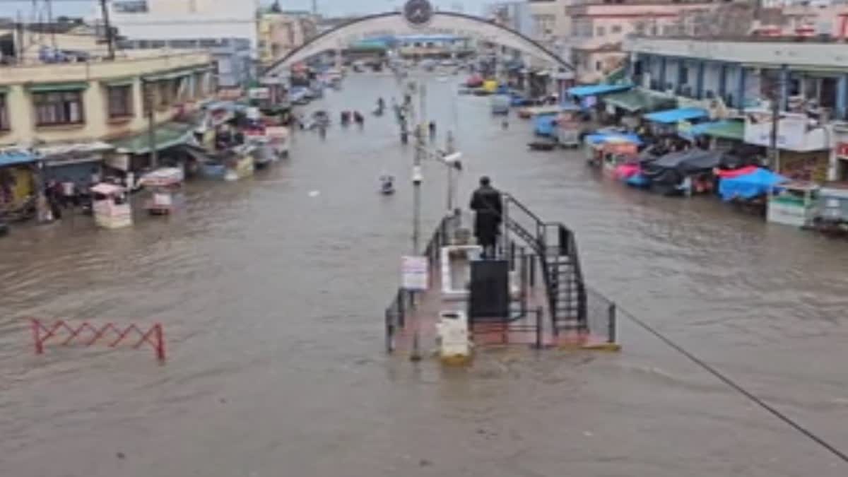 Kutch Rain : અંજારમાં બારે મેઘ ખાંગા, રોડ રસ્તા ગાયબ થઈને નદીઓમાં ફેરવાયા, અનેેક લોકો ફસાયા