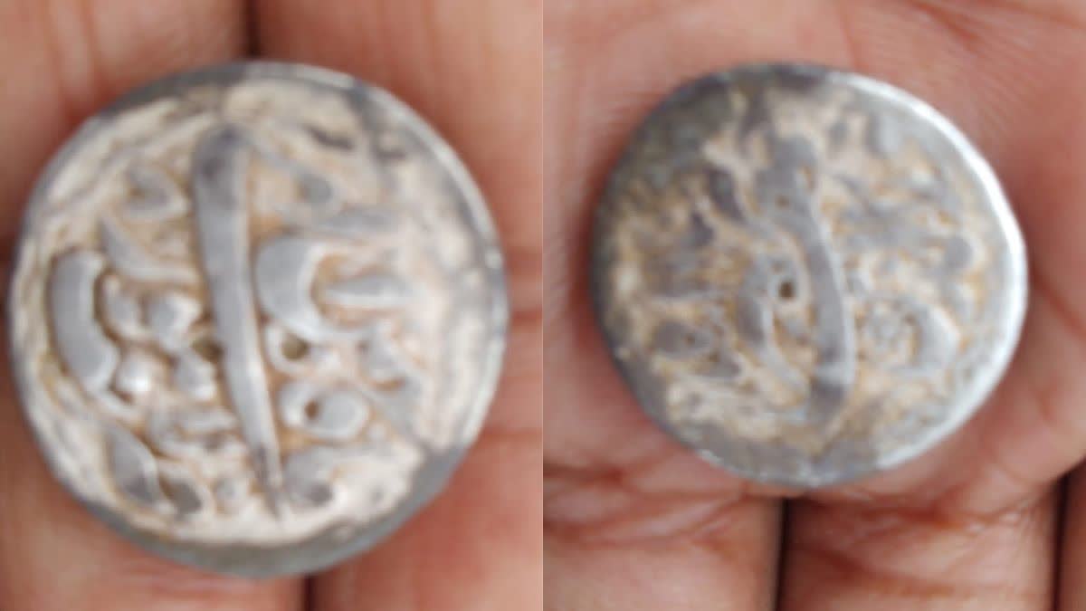कौशांबी में खेत में मिले अरबी में लिखे चांदी के सिक्के.