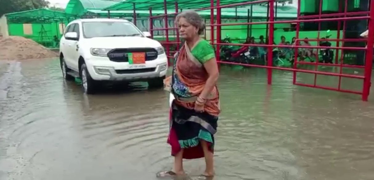 एनएमसीएच में पानी के अंदर खड़ी महिला