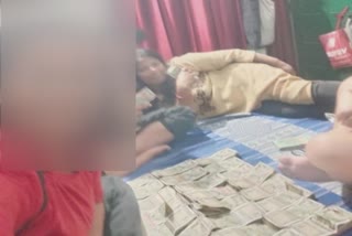 UP Police  Unnao cop wife children flaunting money selfie  selfie  UP Police officer wife selfie with money  Selfie of UP police officers family with cash  Uttar Pradesh  നോട്ടുകെട്ടുകൾക്ക് മുന്നിൽ നിന്ന് സെൽഫി  സെൽഫി  ഉത്തർപ്രദേശ്  unnao  ഉത്തർപ്രദേശ് ഉന്നാവോ  സബ്‌ ഇൻസ്‌പെക്‌ടർ രമേഷ് ചന്ദ് സാഹ്‌നി  പൊലീസ് ഉദ്യോഗസ്ഥന്‍റെ കുടുംബത്തിന്‍റെ സെൽഫി