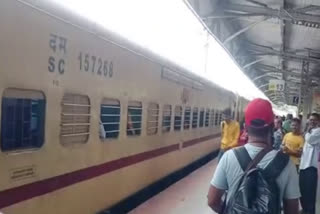 sabari express  man himself locked in sabari express  man himself locked in train  ട്രെയിനിൽ ശൗചാലയം അകത്ത് നിന്ന് പൂട്ടി യാത്രക്കാരൻ  ശബരി എക്‌സ്‌പ്രസ്  തിരുവനന്തപുരം ശബരി എക്‌സ്‌പ്രസ്  ഷൊർണ്ണൂർ