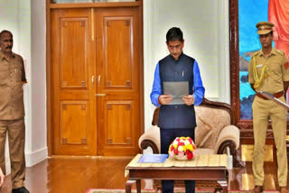 Hours after writing to Chief Minister MK Stalin intimating about dismissal of his cabinet colleague Senthil Balaji, Tamil Nadu Governor RN Ravi suspends his own orders on the advice of Union Home Minister Amit Shah. The Union Minister has adviced the figure head of state government to seek legal opinion before he proceeds further with his order dismissing a Cabinet Minister without the advice of the CM.