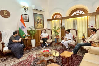 Rahul gandhi met Anusuiya Uikey in Imphal