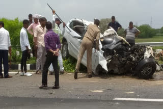 CRIME NEWS TWO CARS COLLIDED ON AGRA LUCKNOW EXPRESSWAY DEATH OF FOUR PEOPLE SIX PEOPLE INCLUDING MANAGER INJURED